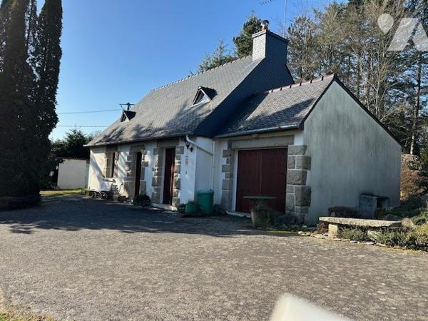 maison néo-bretonne : r-d-c : gde cuis E&A, sàm/sal, 2 ch, sde PMR, wc. étge : 3 ch. Garage cabanon.