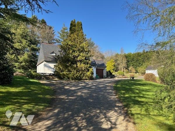 maison néo-bretonne : r-d-c : gde cuis E&A, sàm/sal, 2 ch, sde PMR, wc. étge : 3 ch. Garage cabanon.