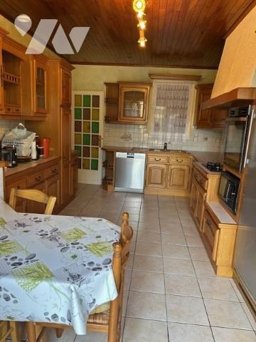 maison néo-bretonne : r-d-c : gde cuis E&A, sàm/sal, 2 ch, sde PMR, wc. étge : 3 ch. Garage cabanon.