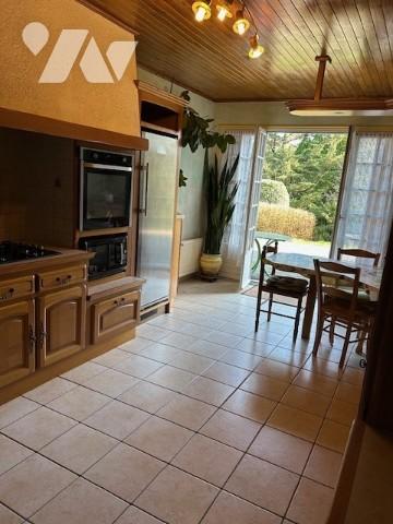 maison néo-bretonne : r-d-c : gde cuis E&A, sàm/sal, 2 ch, sde PMR, wc. étge : 3 ch. Garage cabanon.