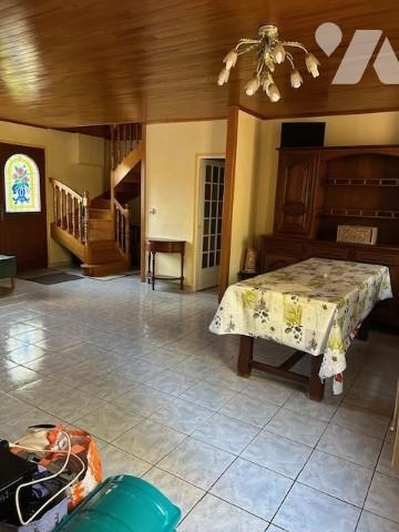 maison néo-bretonne : r-d-c : gde cuis E&A, sàm/sal, 2 ch, sde PMR, wc. étge : 3 ch. Garage cabanon.