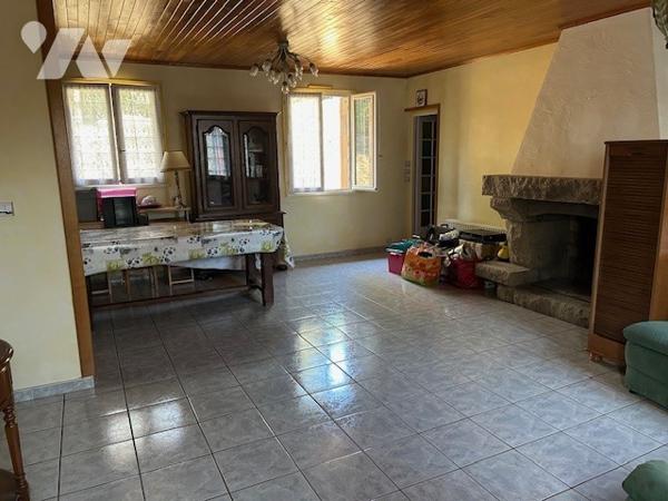 maison néo-bretonne : r-d-c : gde cuis E&A, sàm/sal, 2 ch, sde PMR, wc. étge : 3 ch. Garage cabanon.