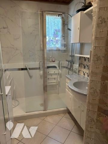 maison néo-bretonne : r-d-c : gde cuis E&A, sàm/sal, 2 ch, sde PMR, wc. étge : 3 ch. Garage cabanon.