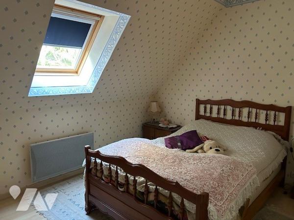 maison néo-bretonne : r-d-c : gde cuis E&A, sàm/sal, 2 ch, sde PMR, wc. étge : 3 ch. Garage cabanon.