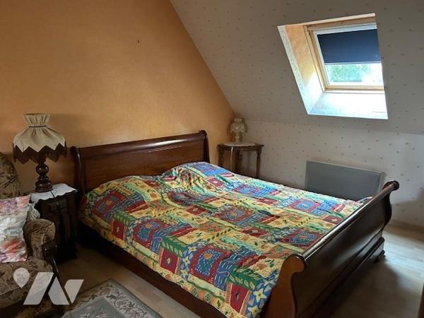 maison néo-bretonne : r-d-c : gde cuis E&A, sàm/sal, 2 ch, sde PMR, wc. étge : 3 ch. Garage cabanon.