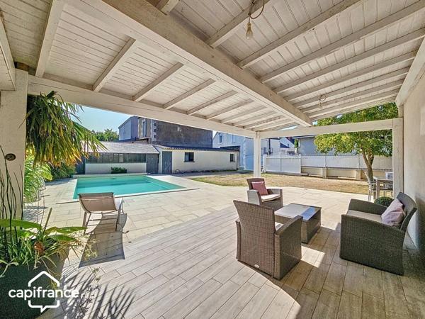 Maison de ville 122 m² – 3 chambres + bureau – jardin, piscine chauffée, garage – Thouars centre (79100)