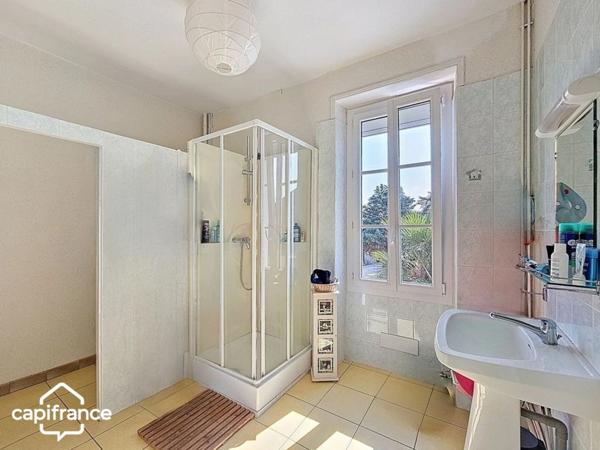 Maison de ville 122 m² – 3 chambres + bureau – jardin, piscine chauffée, garage – Thouars centre (79100)