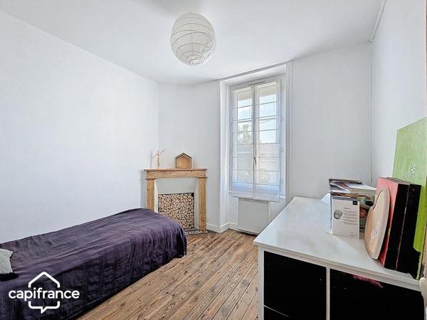 Maison de ville 122 m² – 3 chambres + bureau – jardin, piscine chauffée, garage – Thouars centre (79100)