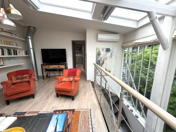 Paris (75014) RARE ! Un atelier d'artiste chargé d'histoire transformé en un magnifique logement en duplex.