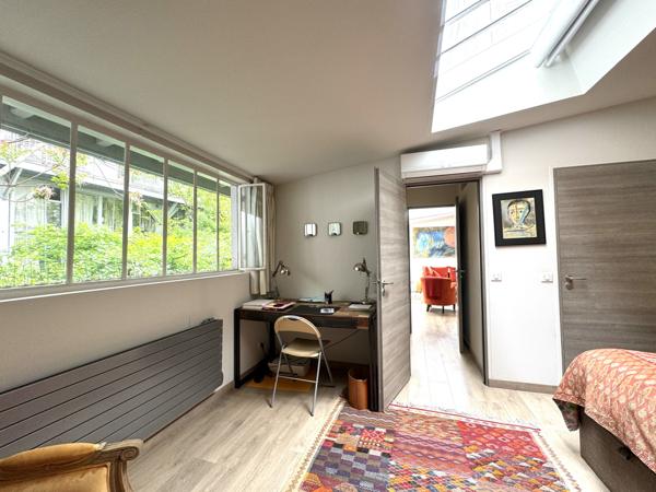 Paris (75014) RARE ! Un atelier d'artiste chargé d'histoire transformé en un magnifique logement en duplex.