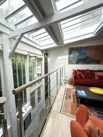 Paris (75014) RARE ! Un atelier d'artiste chargé d'histoire transformé en un magnifique logement en duplex.