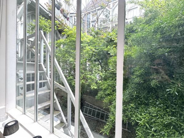 Paris (75014) RARE ! Un atelier d'artiste chargé d'histoire transformé en un magnifique logement en duplex.