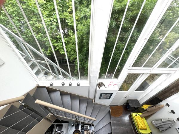 Paris (75014) RARE ! Un atelier d'artiste chargé d'histoire transformé en un magnifique logement en duplex.