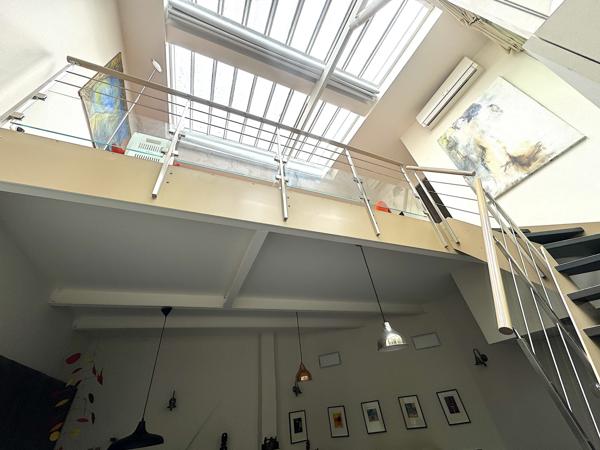 Paris (75014) RARE ! Un atelier d'artiste chargé d'histoire transformé en un magnifique logement en duplex.