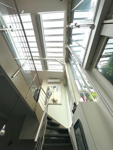 Paris (75014) RARE ! Un atelier d'artiste chargé d'histoire transformé en un magnifique logement en duplex.