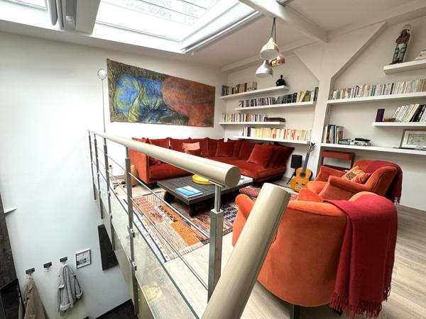 Paris (75014) RARE ! Un atelier d'artiste chargé d'histoire transformé en un magnifique logement en duplex.