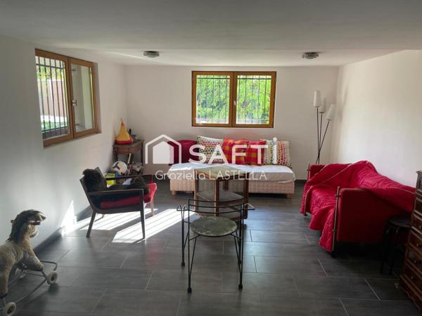 Maison familiale avec piscine et terrain aboré de 700 m²