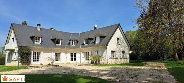 Spacieuse maison de 365 m² avec 8 chambres sur terrain de 23000m² avec pré et box attenant.