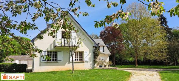 Spacieuse maison de 365 m² avec 8 chambres sur terrain de 23000m² avec pré et box attenant.