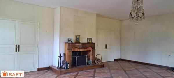 Spacieuse maison de 365 m² avec 8 chambres sur terrain de 23000m² avec pré et box attenant.