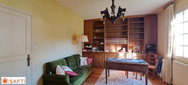 Spacieuse maison de 365 m² avec 8 chambres sur terrain de 23000m² avec pré et box attenant.