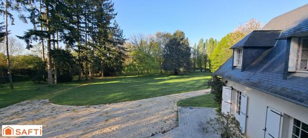 Spacieuse maison de 365 m² avec 8 chambres sur terrain de 23000m² avec pré et box attenant.