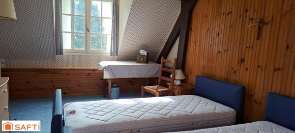 Spacieuse maison de 365 m² avec 8 chambres sur terrain de 23000m² avec pré et box attenant.
