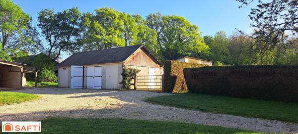 Spacieuse maison de 365 m² avec 8 chambres sur terrain de 23000m² avec pré et box attenant.