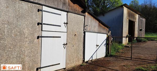 Spacieuse maison de 365 m² avec 8 chambres sur terrain de 23000m² avec pré et box attenant.