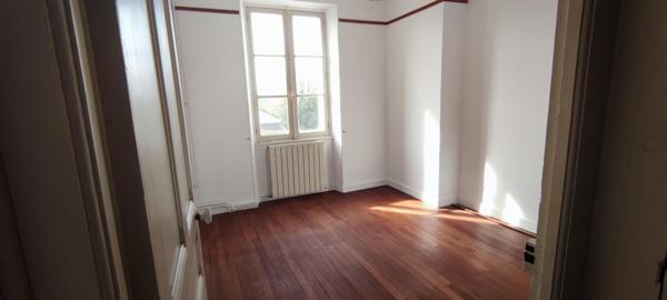 MAISON DE VILLE AVEC JARDIN ET GARAGE