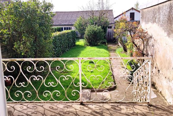 MAISON DE VILLE AVEC JARDIN ET GARAGE