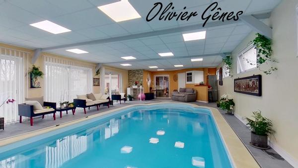 La Bazoge (72650) Propriété - 8 pièces - 231 m² - 5 chambres - Piscine - Terrain paysagé de 2252 m².