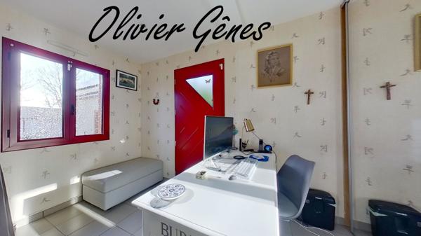 La Bazoge (72650) Propriété - 8 pièces - 231 m² - 5 chambres - Piscine - Terrain paysagé de 2252 m².