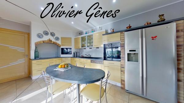 La Bazoge (72650) Propriété - 8 pièces - 231 m² - 5 chambres - Piscine - Terrain paysagé de 2252 m².