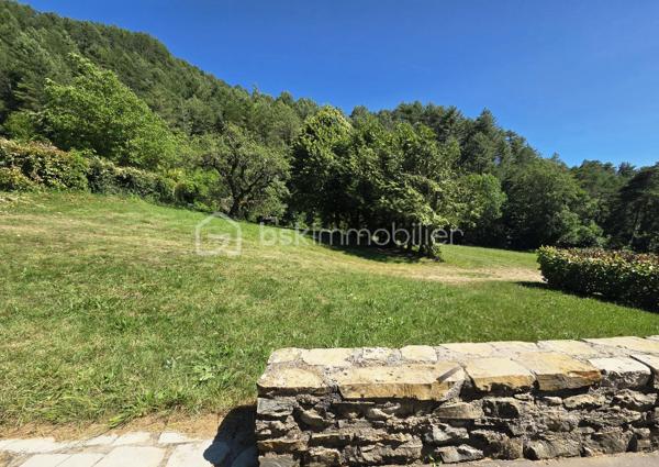 À seulement 5 minutes du centre-ville, découvrez cette magnifique propriété de 191 m²  , nichée dans un environnement exceptionnel, offrant calme, intimité et une vue imprenable sur la Croix de Justin.

Bien que mitoyenne sur un seul mur, cette maison a été pensée pour préserver votre tranquillité. Son vaste terrain et sa disposition offrent une véritable sensation d'indépendance, sans vis-à-vis gênant, permettant de profiter pleinement du jardin et des extérieurs en toute intimité.

Implantée sur un superbe parc naturel de 2,13 hectares, cette propriété rare séduira les amoureux de nature et de grands espaces. Vous profiterez d'un environnement préservé avec arbres fruitiers, source naturelle, grand jardin arboré, sous-bois à perte de vue, piscine, terrain de pétanque, trois terrasses et un grand parc à chevaux idéal pour les passionnés d'équitation.

La maison est actuellement divisée en trois logements :

Logement 1 – T1
Salon / cuisine
1 chambre
Salle de bains
WC séparés

Logement 2 – T1
Salon / cuisine
1 chambre
Cabine de douche

Logement 3 – T4
Grand salon lumineux avec insert à bois
Cuisine indépendante
3 chambres
Salle de bains
Salle d'eau
WC séparés

Cette propriété offre de nombreuses possibilités :

Grande maison familiale.
Investissement locatif avec les deux T1.
Projet de gîtes ou location saisonnière.
Habitat intergénérationnel.
Propriété équestre pour particuliers ou passionnés de chevaux.

Côté prestations, la maison bénéficie de panneaux solaires permettant de réduire les dépenses énergétiques, du raccordement au tout-à-l'égout et ne nécessite que quelques travaux de rafraîchissement selon vos gouts pour révéler tout son potentiel.

Un bien rare alliant confort, nature, rentabilité et qualité de vie. 
Entre le calme absolu, la beauté des paysages, la vue exceptionnelle et les nombreuses possibilités d'exploitation, cette propriété représente une opportunité unique.

Coup de cœur assuré dès la première visite !