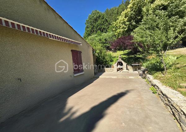 À seulement 5 minutes du centre-ville, découvrez cette magnifique propriété de 191 m²  , nichée dans un environnement exceptionnel, offrant calme, intimité et une vue imprenable sur la Croix de Justin.

Bien que mitoyenne sur un seul mur, cette maison a été pensée pour préserver votre tranquillité. Son vaste terrain et sa disposition offrent une véritable sensation d'indépendance, sans vis-à-vis gênant, permettant de profiter pleinement du jardin et des extérieurs en toute intimité.

Implantée sur un superbe parc naturel de 2,13 hectares, cette propriété rare séduira les amoureux de nature et de grands espaces. Vous profiterez d'un environnement préservé avec arbres fruitiers, source naturelle, grand jardin arboré, sous-bois à perte de vue, piscine, terrain de pétanque, trois terrasses et un grand parc à chevaux idéal pour les passionnés d'équitation.

La maison est actuellement divisée en trois logements :

Logement 1 – T1
Salon / cuisine
1 chambre
Salle de bains
WC séparés

Logement 2 – T1
Salon / cuisine
1 chambre
Cabine de douche

Logement 3 – T4
Grand salon lumineux avec insert à bois
Cuisine indépendante
3 chambres
Salle de bains
Salle d'eau
WC séparés

Cette propriété offre de nombreuses possibilités :

Grande maison familiale.
Investissement locatif avec les deux T1.
Projet de gîtes ou location saisonnière.
Habitat intergénérationnel.
Propriété équestre pour particuliers ou passionnés de chevaux.

Côté prestations, la maison bénéficie de panneaux solaires permettant de réduire les dépenses énergétiques, du raccordement au tout-à-l'égout et ne nécessite que quelques travaux de rafraîchissement selon vos gouts pour révéler tout son potentiel.

Un bien rare alliant confort, nature, rentabilité et qualité de vie. 
Entre le calme absolu, la beauté des paysages, la vue exceptionnelle et les nombreuses possibilités d'exploitation, cette propriété représente une opportunité unique.

Coup de cœur assuré dès la première visite !