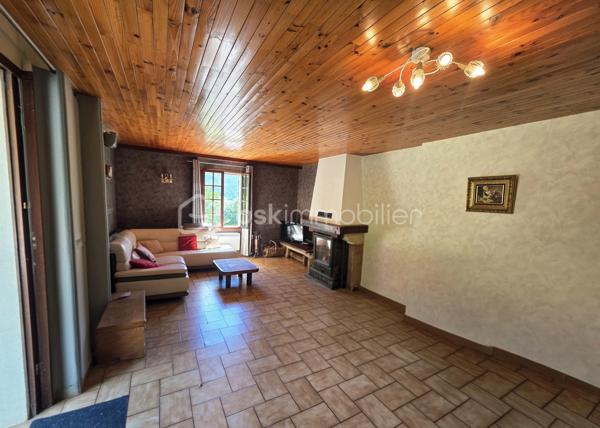 À seulement 5 minutes du centre-ville, découvrez cette magnifique propriété de 191 m²  , nichée dans un environnement exceptionnel, offrant calme, intimité et une vue imprenable sur la Croix de Justin.

Bien que mitoyenne sur un seul mur, cette maison a été pensée pour préserver votre tranquillité. Son vaste terrain et sa disposition offrent une véritable sensation d'indépendance, sans vis-à-vis gênant, permettant de profiter pleinement du jardin et des extérieurs en toute intimité.

Implantée sur un superbe parc naturel de 2,13 hectares, cette propriété rare séduira les amoureux de nature et de grands espaces. Vous profiterez d'un environnement préservé avec arbres fruitiers, source naturelle, grand jardin arboré, sous-bois à perte de vue, piscine, terrain de pétanque, trois terrasses et un grand parc à chevaux idéal pour les passionnés d'équitation.

La maison est actuellement divisée en trois logements :

Logement 1 – T1
Salon / cuisine
1 chambre
Salle de bains
WC séparés

Logement 2 – T1
Salon / cuisine
1 chambre
Cabine de douche

Logement 3 – T4
Grand salon lumineux avec insert à bois
Cuisine indépendante
3 chambres
Salle de bains
Salle d'eau
WC séparés

Cette propriété offre de nombreuses possibilités :

Grande maison familiale.
Investissement locatif avec les deux T1.
Projet de gîtes ou location saisonnière.
Habitat intergénérationnel.
Propriété équestre pour particuliers ou passionnés de chevaux.

Côté prestations, la maison bénéficie de panneaux solaires permettant de réduire les dépenses énergétiques, du raccordement au tout-à-l'égout et ne nécessite que quelques travaux de rafraîchissement selon vos gouts pour révéler tout son potentiel.

Un bien rare alliant confort, nature, rentabilité et qualité de vie. 
Entre le calme absolu, la beauté des paysages, la vue exceptionnelle et les nombreuses possibilités d'exploitation, cette propriété représente une opportunité unique.

Coup de cœur assuré dès la première visite !