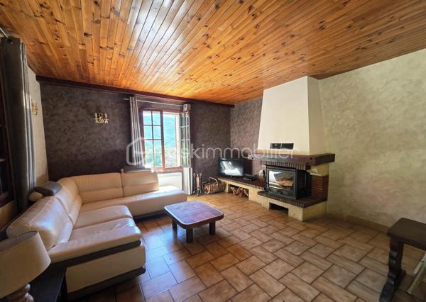 À seulement 5 minutes du centre-ville, découvrez cette magnifique propriété de 191 m²  , nichée dans un environnement exceptionnel, offrant calme, intimité et une vue imprenable sur la Croix de Justin.

Bien que mitoyenne sur un seul mur, cette maison a été pensée pour préserver votre tranquillité. Son vaste terrain et sa disposition offrent une véritable sensation d'indépendance, sans vis-à-vis gênant, permettant de profiter pleinement du jardin et des extérieurs en toute intimité.

Implantée sur un superbe parc naturel de 2,13 hectares, cette propriété rare séduira les amoureux de nature et de grands espaces. Vous profiterez d'un environnement préservé avec arbres fruitiers, source naturelle, grand jardin arboré, sous-bois à perte de vue, piscine, terrain de pétanque, trois terrasses et un grand parc à chevaux idéal pour les passionnés d'équitation.

La maison est actuellement divisée en trois logements :

Logement 1 – T1
Salon / cuisine
1 chambre
Salle de bains
WC séparés

Logement 2 – T1
Salon / cuisine
1 chambre
Cabine de douche

Logement 3 – T4
Grand salon lumineux avec insert à bois
Cuisine indépendante
3 chambres
Salle de bains
Salle d'eau
WC séparés

Cette propriété offre de nombreuses possibilités :

Grande maison familiale.
Investissement locatif avec les deux T1.
Projet de gîtes ou location saisonnière.
Habitat intergénérationnel.
Propriété équestre pour particuliers ou passionnés de chevaux.

Côté prestations, la maison bénéficie de panneaux solaires permettant de réduire les dépenses énergétiques, du raccordement au tout-à-l'égout et ne nécessite que quelques travaux de rafraîchissement selon vos gouts pour révéler tout son potentiel.

Un bien rare alliant confort, nature, rentabilité et qualité de vie. 
Entre le calme absolu, la beauté des paysages, la vue exceptionnelle et les nombreuses possibilités d'exploitation, cette propriété représente une opportunité unique.

Coup de cœur assuré dès la première visite !