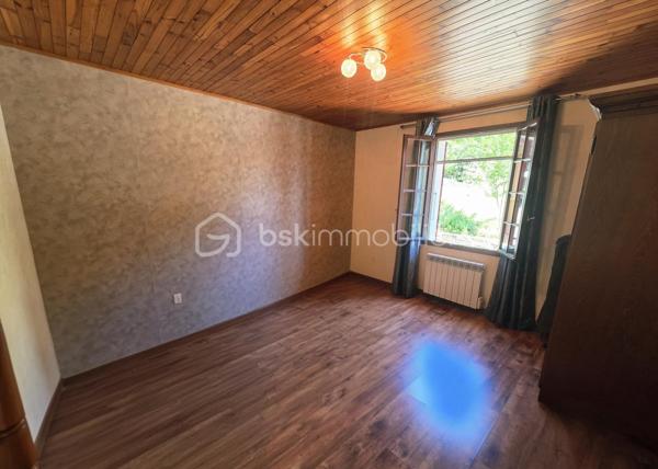 À seulement 5 minutes du centre-ville, découvrez cette magnifique propriété de 191 m²  , nichée dans un environnement exceptionnel, offrant calme, intimité et une vue imprenable sur la Croix de Justin.

Bien que mitoyenne sur un seul mur, cette maison a été pensée pour préserver votre tranquillité. Son vaste terrain et sa disposition offrent une véritable sensation d'indépendance, sans vis-à-vis gênant, permettant de profiter pleinement du jardin et des extérieurs en toute intimité.

Implantée sur un superbe parc naturel de 2,13 hectares, cette propriété rare séduira les amoureux de nature et de grands espaces. Vous profiterez d'un environnement préservé avec arbres fruitiers, source naturelle, grand jardin arboré, sous-bois à perte de vue, piscine, terrain de pétanque, trois terrasses et un grand parc à chevaux idéal pour les passionnés d'équitation.

La maison est actuellement divisée en trois logements :

Logement 1 – T1
Salon / cuisine
1 chambre
Salle de bains
WC séparés

Logement 2 – T1
Salon / cuisine
1 chambre
Cabine de douche

Logement 3 – T4
Grand salon lumineux avec insert à bois
Cuisine indépendante
3 chambres
Salle de bains
Salle d'eau
WC séparés

Cette propriété offre de nombreuses possibilités :

Grande maison familiale.
Investissement locatif avec les deux T1.
Projet de gîtes ou location saisonnière.
Habitat intergénérationnel.
Propriété équestre pour particuliers ou passionnés de chevaux.

Côté prestations, la maison bénéficie de panneaux solaires permettant de réduire les dépenses énergétiques, du raccordement au tout-à-l'égout et ne nécessite que quelques travaux de rafraîchissement selon vos gouts pour révéler tout son potentiel.

Un bien rare alliant confort, nature, rentabilité et qualité de vie. 
Entre le calme absolu, la beauté des paysages, la vue exceptionnelle et les nombreuses possibilités d'exploitation, cette propriété représente une opportunité unique.

Coup de cœur assuré dès la première visite !