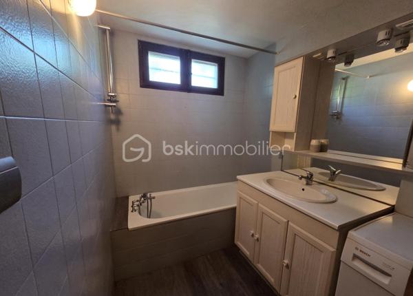 À seulement 5 minutes du centre-ville, découvrez cette magnifique propriété de 191 m²  , nichée dans un environnement exceptionnel, offrant calme, intimité et une vue imprenable sur la Croix de Justin.

Bien que mitoyenne sur un seul mur, cette maison a été pensée pour préserver votre tranquillité. Son vaste terrain et sa disposition offrent une véritable sensation d'indépendance, sans vis-à-vis gênant, permettant de profiter pleinement du jardin et des extérieurs en toute intimité.

Implantée sur un superbe parc naturel de 2,13 hectares, cette propriété rare séduira les amoureux de nature et de grands espaces. Vous profiterez d'un environnement préservé avec arbres fruitiers, source naturelle, grand jardin arboré, sous-bois à perte de vue, piscine, terrain de pétanque, trois terrasses et un grand parc à chevaux idéal pour les passionnés d'équitation.

La maison est actuellement divisée en trois logements :

Logement 1 – T1
Salon / cuisine
1 chambre
Salle de bains
WC séparés

Logement 2 – T1
Salon / cuisine
1 chambre
Cabine de douche

Logement 3 – T4
Grand salon lumineux avec insert à bois
Cuisine indépendante
3 chambres
Salle de bains
Salle d'eau
WC séparés

Cette propriété offre de nombreuses possibilités :

Grande maison familiale.
Investissement locatif avec les deux T1.
Projet de gîtes ou location saisonnière.
Habitat intergénérationnel.
Propriété équestre pour particuliers ou passionnés de chevaux.

Côté prestations, la maison bénéficie de panneaux solaires permettant de réduire les dépenses énergétiques, du raccordement au tout-à-l'égout et ne nécessite que quelques travaux de rafraîchissement selon vos gouts pour révéler tout son potentiel.

Un bien rare alliant confort, nature, rentabilité et qualité de vie. 
Entre le calme absolu, la beauté des paysages, la vue exceptionnelle et les nombreuses possibilités d'exploitation, cette propriété représente une opportunité unique.

Coup de cœur assuré dès la première visite !