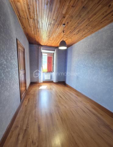 À seulement 5 minutes du centre-ville, découvrez cette magnifique propriété de 191 m²  , nichée dans un environnement exceptionnel, offrant calme, intimité et une vue imprenable sur la Croix de Justin.

Bien que mitoyenne sur un seul mur, cette maison a été pensée pour préserver votre tranquillité. Son vaste terrain et sa disposition offrent une véritable sensation d'indépendance, sans vis-à-vis gênant, permettant de profiter pleinement du jardin et des extérieurs en toute intimité.

Implantée sur un superbe parc naturel de 2,13 hectares, cette propriété rare séduira les amoureux de nature et de grands espaces. Vous profiterez d'un environnement préservé avec arbres fruitiers, source naturelle, grand jardin arboré, sous-bois à perte de vue, piscine, terrain de pétanque, trois terrasses et un grand parc à chevaux idéal pour les passionnés d'équitation.

La maison est actuellement divisée en trois logements :

Logement 1 – T1
Salon / cuisine
1 chambre
Salle de bains
WC séparés

Logement 2 – T1
Salon / cuisine
1 chambre
Cabine de douche

Logement 3 – T4
Grand salon lumineux avec insert à bois
Cuisine indépendante
3 chambres
Salle de bains
Salle d'eau
WC séparés

Cette propriété offre de nombreuses possibilités :

Grande maison familiale.
Investissement locatif avec les deux T1.
Projet de gîtes ou location saisonnière.
Habitat intergénérationnel.
Propriété équestre pour particuliers ou passionnés de chevaux.

Côté prestations, la maison bénéficie de panneaux solaires permettant de réduire les dépenses énergétiques, du raccordement au tout-à-l'égout et ne nécessite que quelques travaux de rafraîchissement selon vos gouts pour révéler tout son potentiel.

Un bien rare alliant confort, nature, rentabilité et qualité de vie. 
Entre le calme absolu, la beauté des paysages, la vue exceptionnelle et les nombreuses possibilités d'exploitation, cette propriété représente une opportunité unique.

Coup de cœur assuré dès la première visite !