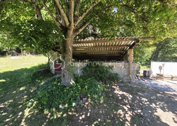 À seulement 5 minutes du centre-ville, découvrez cette magnifique propriété de 191 m²  , nichée dans un environnement exceptionnel, offrant calme, intimité et une vue imprenable sur la Croix de Justin.

Bien que mitoyenne sur un seul mur, cette maison a été pensée pour préserver votre tranquillité. Son vaste terrain et sa disposition offrent une véritable sensation d'indépendance, sans vis-à-vis gênant, permettant de profiter pleinement du jardin et des extérieurs en toute intimité.

Implantée sur un superbe parc naturel de 2,13 hectares, cette propriété rare séduira les amoureux de nature et de grands espaces. Vous profiterez d'un environnement préservé avec arbres fruitiers, source naturelle, grand jardin arboré, sous-bois à perte de vue, piscine, terrain de pétanque, trois terrasses et un grand parc à chevaux idéal pour les passionnés d'équitation.

La maison est actuellement divisée en trois logements :

Logement 1 – T1
Salon / cuisine
1 chambre
Salle de bains
WC séparés

Logement 2 – T1
Salon / cuisine
1 chambre
Cabine de douche

Logement 3 – T4
Grand salon lumineux avec insert à bois
Cuisine indépendante
3 chambres
Salle de bains
Salle d'eau
WC séparés

Cette propriété offre de nombreuses possibilités :

Grande maison familiale.
Investissement locatif avec les deux T1.
Projet de gîtes ou location saisonnière.
Habitat intergénérationnel.
Propriété équestre pour particuliers ou passionnés de chevaux.

Côté prestations, la maison bénéficie de panneaux solaires permettant de réduire les dépenses énergétiques, du raccordement au tout-à-l'égout et ne nécessite que quelques travaux de rafraîchissement selon vos gouts pour révéler tout son potentiel.

Un bien rare alliant confort, nature, rentabilité et qualité de vie. 
Entre le calme absolu, la beauté des paysages, la vue exceptionnelle et les nombreuses possibilités d'exploitation, cette propriété représente une opportunité unique.

Coup de cœur assuré dès la première visite !