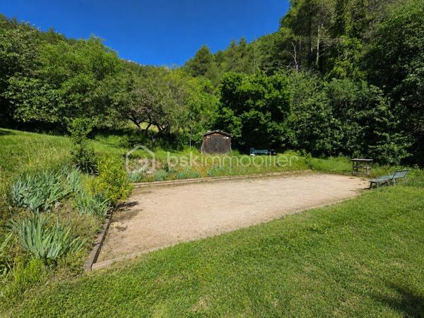 À seulement 5 minutes du centre-ville, découvrez cette magnifique propriété de 191 m²  , nichée dans un environnement exceptionnel, offrant calme, intimité et une vue imprenable sur la Croix de Justin.

Bien que mitoyenne sur un seul mur, cette maison a été pensée pour préserver votre tranquillité. Son vaste terrain et sa disposition offrent une véritable sensation d'indépendance, sans vis-à-vis gênant, permettant de profiter pleinement du jardin et des extérieurs en toute intimité.

Implantée sur un superbe parc naturel de 2,13 hectares, cette propriété rare séduira les amoureux de nature et de grands espaces. Vous profiterez d'un environnement préservé avec arbres fruitiers, source naturelle, grand jardin arboré, sous-bois à perte de vue, piscine, terrain de pétanque, trois terrasses et un grand parc à chevaux idéal pour les passionnés d'équitation.

La maison est actuellement divisée en trois logements :

Logement 1 – T1
Salon / cuisine
1 chambre
Salle de bains
WC séparés

Logement 2 – T1
Salon / cuisine
1 chambre
Cabine de douche

Logement 3 – T4
Grand salon lumineux avec insert à bois
Cuisine indépendante
3 chambres
Salle de bains
Salle d'eau
WC séparés

Cette propriété offre de nombreuses possibilités :

Grande maison familiale.
Investissement locatif avec les deux T1.
Projet de gîtes ou location saisonnière.
Habitat intergénérationnel.
Propriété équestre pour particuliers ou passionnés de chevaux.

Côté prestations, la maison bénéficie de panneaux solaires permettant de réduire les dépenses énergétiques, du raccordement au tout-à-l'égout et ne nécessite que quelques travaux de rafraîchissement selon vos gouts pour révéler tout son potentiel.

Un bien rare alliant confort, nature, rentabilité et qualité de vie. 
Entre le calme absolu, la beauté des paysages, la vue exceptionnelle et les nombreuses possibilités d'exploitation, cette propriété représente une opportunité unique.

Coup de cœur assuré dès la première visite !