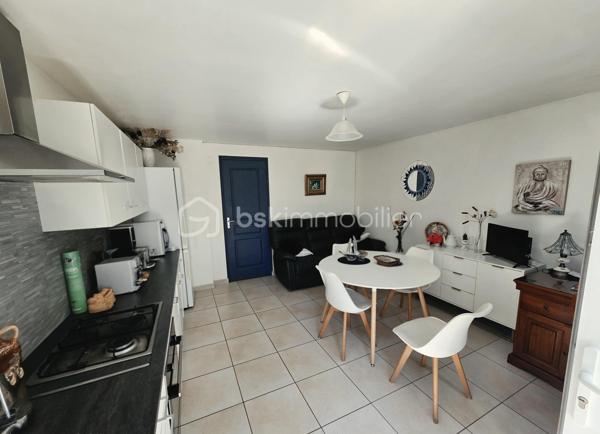 À seulement 5 minutes du centre-ville, découvrez cette magnifique propriété de 191 m²  , nichée dans un environnement exceptionnel, offrant calme, intimité et une vue imprenable sur la Croix de Justin.

Bien que mitoyenne sur un seul mur, cette maison a été pensée pour préserver votre tranquillité. Son vaste terrain et sa disposition offrent une véritable sensation d'indépendance, sans vis-à-vis gênant, permettant de profiter pleinement du jardin et des extérieurs en toute intimité.

Implantée sur un superbe parc naturel de 2,13 hectares, cette propriété rare séduira les amoureux de nature et de grands espaces. Vous profiterez d'un environnement préservé avec arbres fruitiers, source naturelle, grand jardin arboré, sous-bois à perte de vue, piscine, terrain de pétanque, trois terrasses et un grand parc à chevaux idéal pour les passionnés d'équitation.

La maison est actuellement divisée en trois logements :

Logement 1 – T1
Salon / cuisine
1 chambre
Salle de bains
WC séparés

Logement 2 – T1
Salon / cuisine
1 chambre
Cabine de douche

Logement 3 – T4
Grand salon lumineux avec insert à bois
Cuisine indépendante
3 chambres
Salle de bains
Salle d'eau
WC séparés

Cette propriété offre de nombreuses possibilités :

Grande maison familiale.
Investissement locatif avec les deux T1.
Projet de gîtes ou location saisonnière.
Habitat intergénérationnel.
Propriété équestre pour particuliers ou passionnés de chevaux.

Côté prestations, la maison bénéficie de panneaux solaires permettant de réduire les dépenses énergétiques, du raccordement au tout-à-l'égout et ne nécessite que quelques travaux de rafraîchissement selon vos gouts pour révéler tout son potentiel.

Un bien rare alliant confort, nature, rentabilité et qualité de vie. 
Entre le calme absolu, la beauté des paysages, la vue exceptionnelle et les nombreuses possibilités d'exploitation, cette propriété représente une opportunité unique.

Coup de cœur assuré dès la première visite !