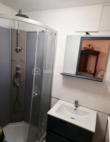 À seulement 5 minutes du centre-ville, découvrez cette magnifique propriété de 191 m²  , nichée dans un environnement exceptionnel, offrant calme, intimité et une vue imprenable sur la Croix de Justin.

Bien que mitoyenne sur un seul mur, cette maison a été pensée pour préserver votre tranquillité. Son vaste terrain et sa disposition offrent une véritable sensation d'indépendance, sans vis-à-vis gênant, permettant de profiter pleinement du jardin et des extérieurs en toute intimité.

Implantée sur un superbe parc naturel de 2,13 hectares, cette propriété rare séduira les amoureux de nature et de grands espaces. Vous profiterez d'un environnement préservé avec arbres fruitiers, source naturelle, grand jardin arboré, sous-bois à perte de vue, piscine, terrain de pétanque, trois terrasses et un grand parc à chevaux idéal pour les passionnés d'équitation.

La maison est actuellement divisée en trois logements :

Logement 1 – T1
Salon / cuisine
1 chambre
Salle de bains
WC séparés

Logement 2 – T1
Salon / cuisine
1 chambre
Cabine de douche

Logement 3 – T4
Grand salon lumineux avec insert à bois
Cuisine indépendante
3 chambres
Salle de bains
Salle d'eau
WC séparés

Cette propriété offre de nombreuses possibilités :

Grande maison familiale.
Investissement locatif avec les deux T1.
Projet de gîtes ou location saisonnière.
Habitat intergénérationnel.
Propriété équestre pour particuliers ou passionnés de chevaux.

Côté prestations, la maison bénéficie de panneaux solaires permettant de réduire les dépenses énergétiques, du raccordement au tout-à-l'égout et ne nécessite que quelques travaux de rafraîchissement selon vos gouts pour révéler tout son potentiel.

Un bien rare alliant confort, nature, rentabilité et qualité de vie. 
Entre le calme absolu, la beauté des paysages, la vue exceptionnelle et les nombreuses possibilités d'exploitation, cette propriété représente une opportunité unique.

Coup de cœur assuré dès la première visite !
