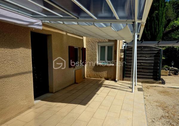 À seulement 5 minutes du centre-ville, découvrez cette magnifique propriété de 191 m²  , nichée dans un environnement exceptionnel, offrant calme, intimité et une vue imprenable sur la Croix de Justin.

Bien que mitoyenne sur un seul mur, cette maison a été pensée pour préserver votre tranquillité. Son vaste terrain et sa disposition offrent une véritable sensation d'indépendance, sans vis-à-vis gênant, permettant de profiter pleinement du jardin et des extérieurs en toute intimité.

Implantée sur un superbe parc naturel de 2,13 hectares, cette propriété rare séduira les amoureux de nature et de grands espaces. Vous profiterez d'un environnement préservé avec arbres fruitiers, source naturelle, grand jardin arboré, sous-bois à perte de vue, piscine, terrain de pétanque, trois terrasses et un grand parc à chevaux idéal pour les passionnés d'équitation.

La maison est actuellement divisée en trois logements :

Logement 1 – T1
Salon / cuisine
1 chambre
Salle de bains
WC séparés

Logement 2 – T1
Salon / cuisine
1 chambre
Cabine de douche

Logement 3 – T4
Grand salon lumineux avec insert à bois
Cuisine indépendante
3 chambres
Salle de bains
Salle d'eau
WC séparés

Cette propriété offre de nombreuses possibilités :

Grande maison familiale.
Investissement locatif avec les deux T1.
Projet de gîtes ou location saisonnière.
Habitat intergénérationnel.
Propriété équestre pour particuliers ou passionnés de chevaux.

Côté prestations, la maison bénéficie de panneaux solaires permettant de réduire les dépenses énergétiques, du raccordement au tout-à-l'égout et ne nécessite que quelques travaux de rafraîchissement selon vos gouts pour révéler tout son potentiel.

Un bien rare alliant confort, nature, rentabilité et qualité de vie. 
Entre le calme absolu, la beauté des paysages, la vue exceptionnelle et les nombreuses possibilités d'exploitation, cette propriété représente une opportunité unique.

Coup de cœur assuré dès la première visite !