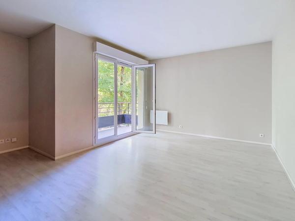 Location                                                      Appartement
                        
                     3 pièces                      63 m2                     à Combs-la-Ville