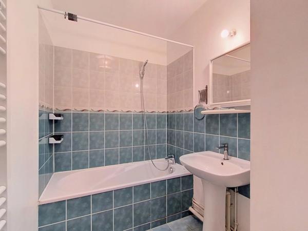 Location                                                      Appartement
                        
                     3 pièces                      63 m2                     à Combs-la-Ville