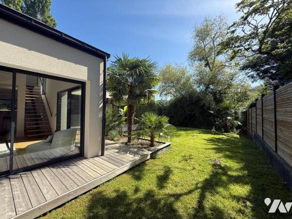 MURS-ERIGNE CONTEMPORAINE EN EXCELLENT ETAT AVEC JOLI JARDIN 