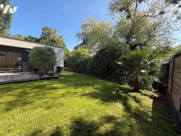 MURS-ERIGNE CONTEMPORAINE EN EXCELLENT ETAT AVEC JOLI JARDIN 